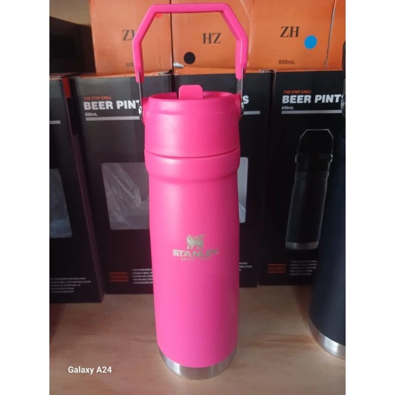 garrafa térmica Stanley de 650ml com bico muito linda