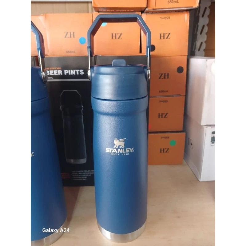 garrafa térmica Stanley de 650ml com bico muito linda